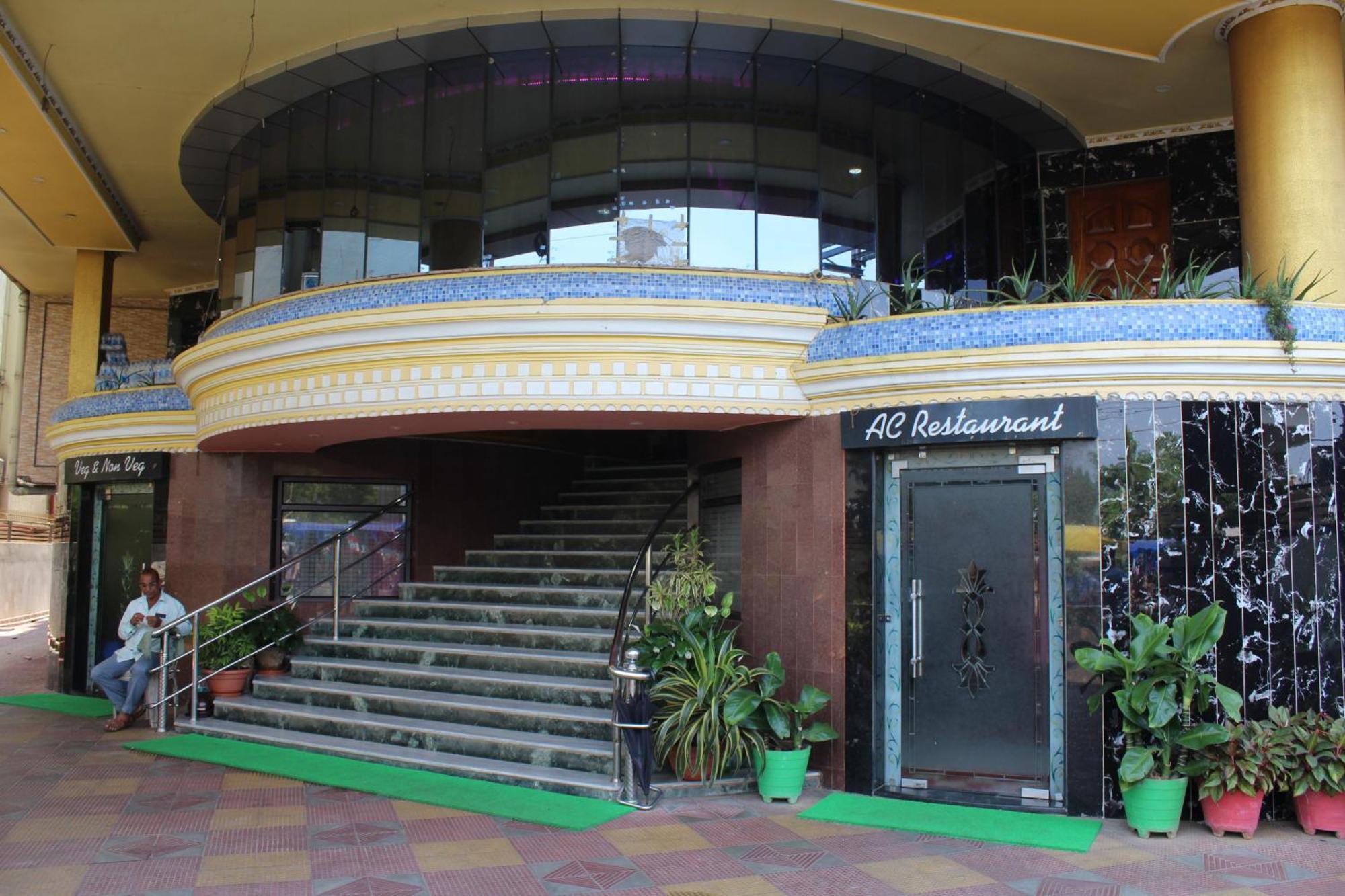 מלון בובנשוואר Gokul Plaza מראה חיצוני תמונה